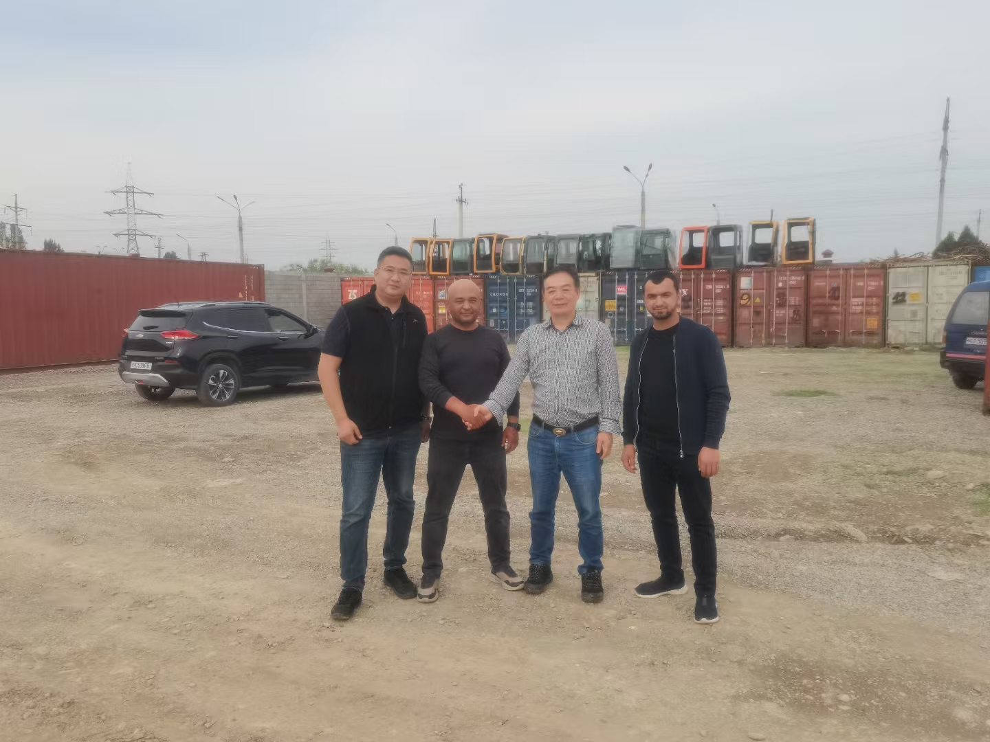 吉爾吉斯斯坦拿50畝地建中偉的專賣店和配件倉(cāng) 在建的現(xiàn)場(chǎng)施工地.jpg
